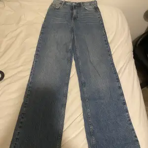 Högmidjade blåa jeans från Gina. Använt väldigt lite, passar mig inte längre. Väldigt långa i benen🧵