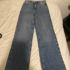 Gina tricot jeans - Högmidjade blåa jeans från Gina. Använt väldigt lite, passar mig inte längre. Väldigt långa i benen🧵
