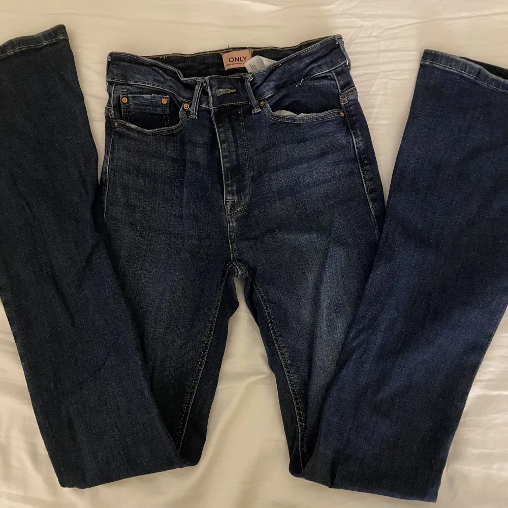 Super snygga jeans slm är mellanmidjade. Inga defekter. Jeans & Byxor.