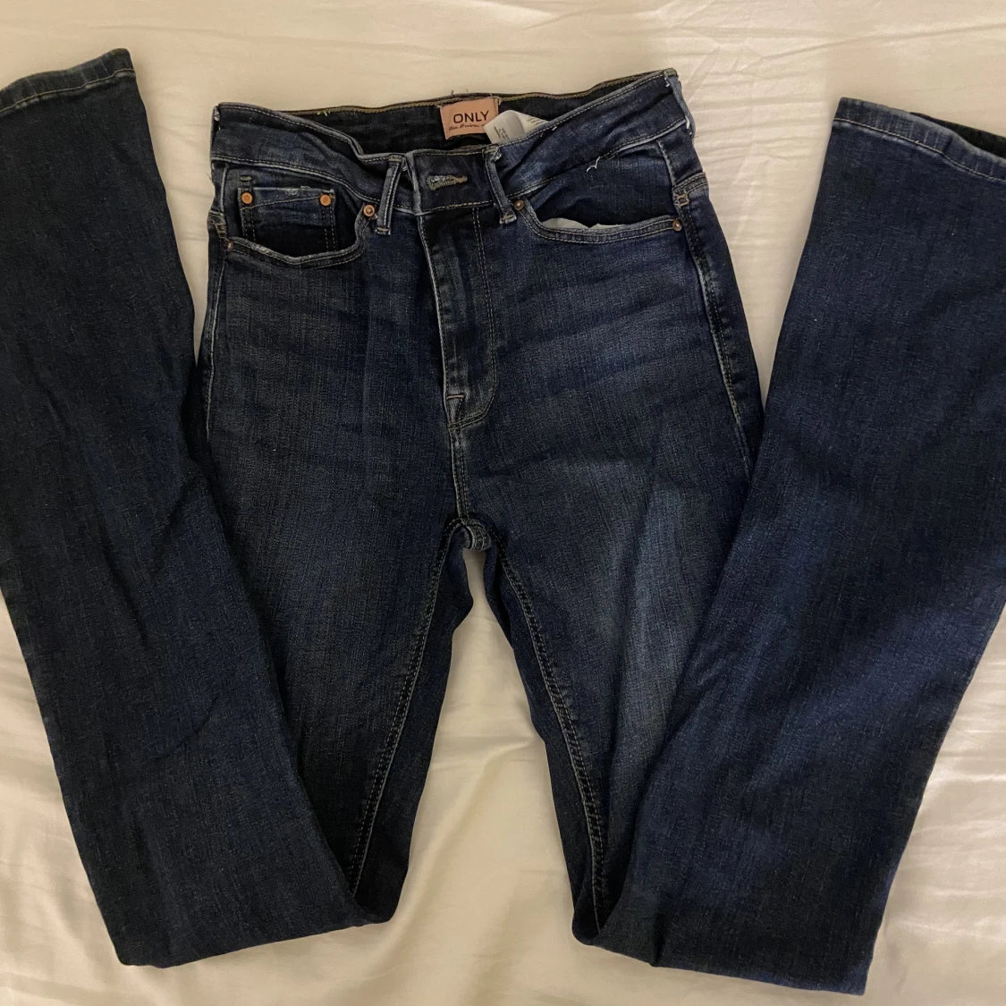 Super snygga mörkblå Bootcut jeans!  - 90