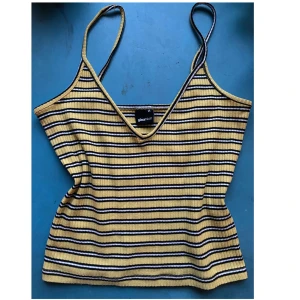 Randigt linne - Snyggt croppat linne! Perfekt att ha till layering. 