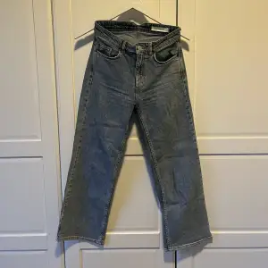 Fina jeans i kortare modell från Carin wester. 