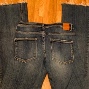 Lågmidjade Bootcut jeans i stl 36 från Zara. De är i bra skick och sitter som en smäck . 