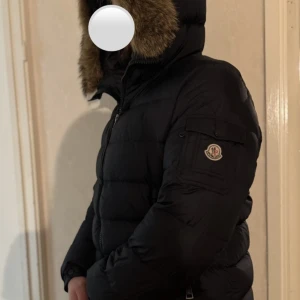 Moncler Xl - Moncler jacka stl XL som ny Nypris 15.000kr