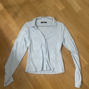 Blå ribbad tröja  - Blå ribbad tröja från BikBok i storlek L - Använd 2 gånger - Köparen står för frakten - Inga returer - Betalning via köp direkt 