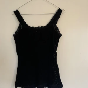 Svart linne i spets - Vanligt svart linne i spets, helt oanvänd 