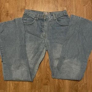 Ljus blåa jeans - säljer dessa super fina jeansen som jag köpte på second hand, men som tyvärr är för små för mig. storlek är 164 vilken motsvarar ett S. pris kan diskuteras.