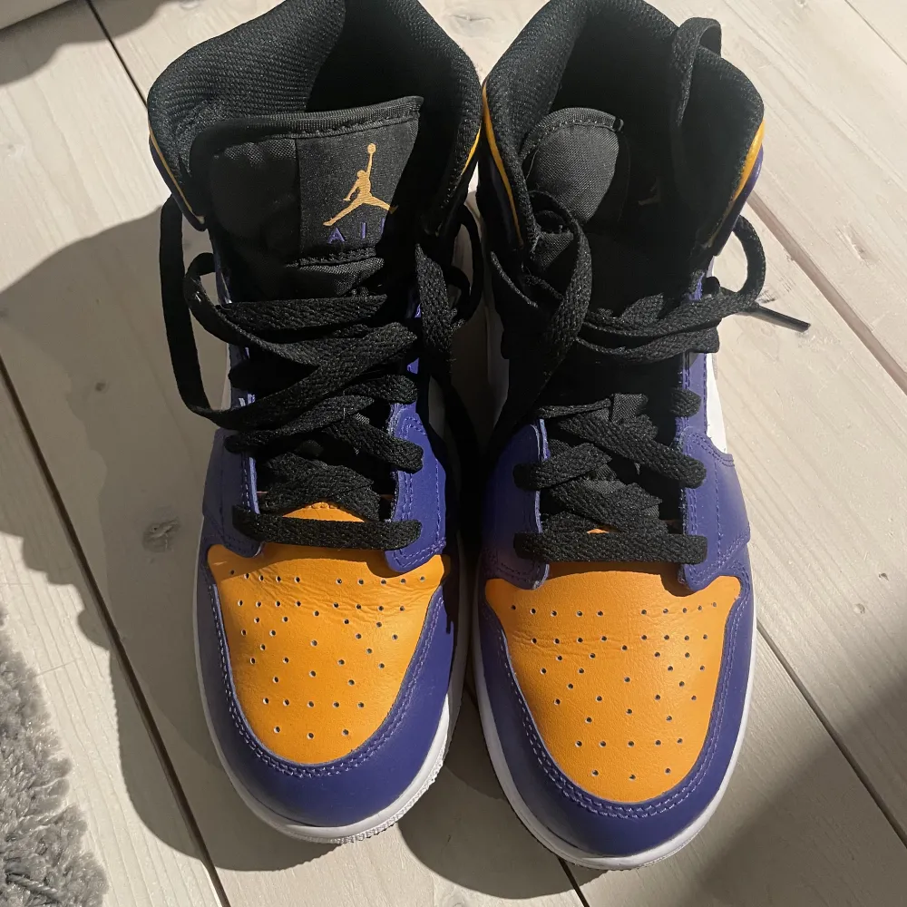 Säljer mina lakers jordans då de ej kommer till användning, änvända 2 gånger. Är som helt nya. Köpts för 2500kr. (Passar som 39or). Skor.