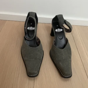 Klackar i Denim strl 37 - Så fina vintageklackar med spänna runt ankeln. 