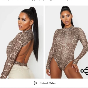 Bodysuit ormmönster - Bodysuit i nyskick, aldrig använd från Prettylittlething. I strl s