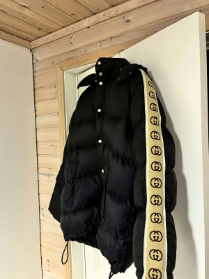 gucci jacka säljes - hej säljer min gucci jacka som jag köpte av min pappa när jag va i nord irland så har inga kvitto men om du tar den till gucci så kan dom legitcheka den😀 enda negativa är att fickan inne i jackan e lite sönder längst upp storlekL