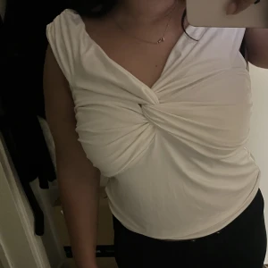 Topp - H&M topp perfekt till lite finare tillfällen!!