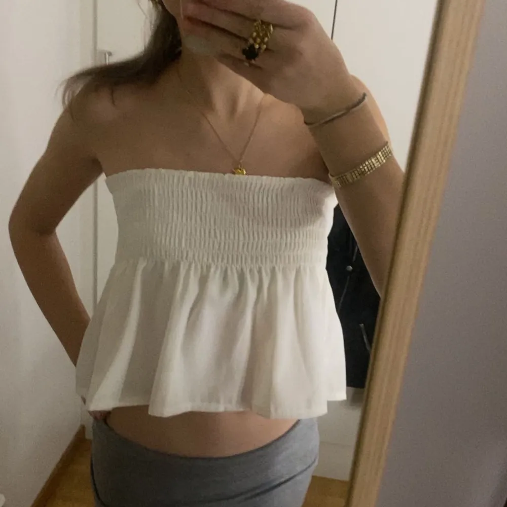 En vit topp man kan använda som kjol Övre delen är lite längre eftersom jag vikit in den, används nästan aldrig , i nyskick ❤️. Toppar.