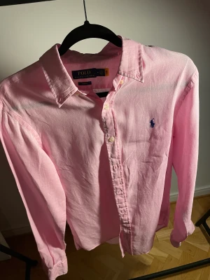 Ralph lauren skjorta - Säljer nu denna snygga Ralph lauren skjorta. Skjortan är i mycket bra skick och är endast använd några fåtal gånger. Bara att höra av sig vid frågor🍾