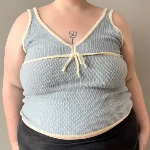 Amorini top Baby blue - Säljer min Amorini Top i färgen Baby blue från Djerf Avenue! Strl 3XL. Köpt på deras sample sale därav billigare pris för "tyget är utstretchat". Inget jag märkt av själv :)