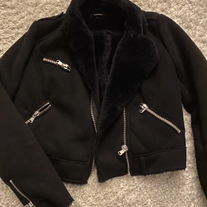 Zara jacka - Säljer en jättefin zara jacka som är i jättefint skick och jätteskön storlek m men passar även mig som har storlek s pris kan absolut diskuteras💗