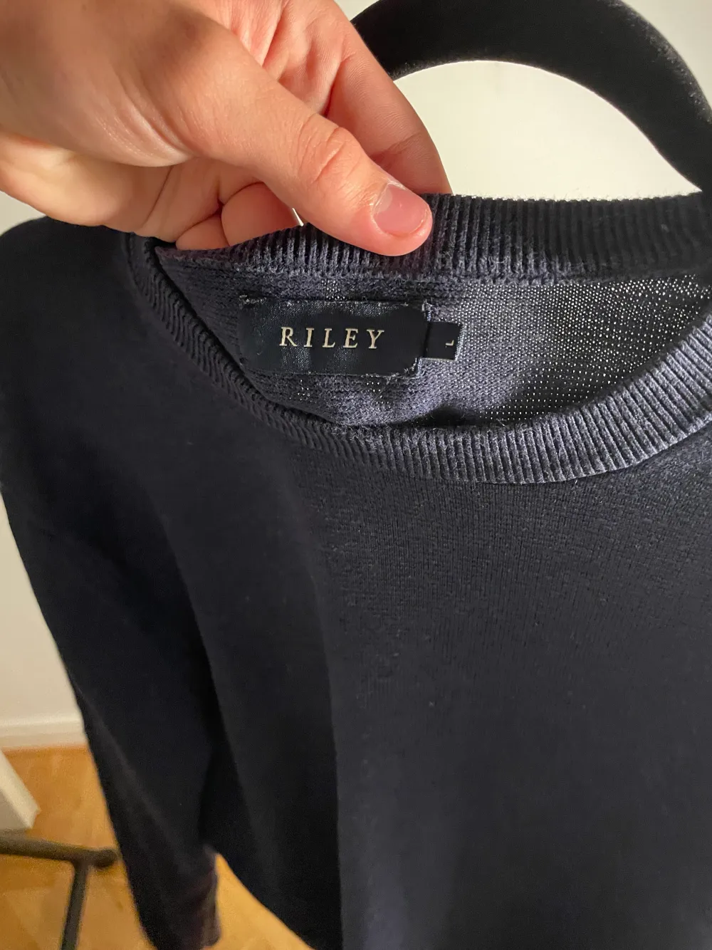 Säljer nu denna stilrena tröja från riley. Tröjan är i mycket bra skick. . Tröjor & Koftor.