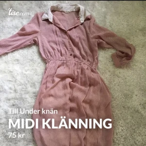 Midi vintage klänning - Elegant gammaldags klänning, fins tecken på användning, en knapp har gått av och lite rosa målarfärg på armen.