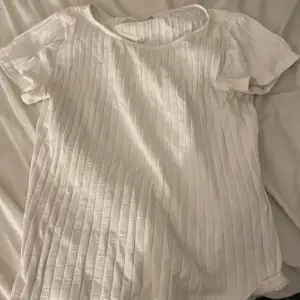 En vanlig vit ribbad tröja från noisy may