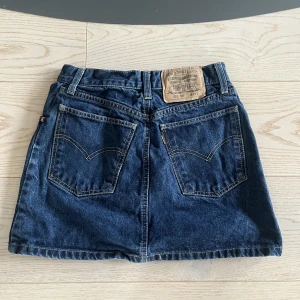 Jeanskjol från levis - Jeanskjol från Levis skulle säga att den är mer storlek 24-25. Passar inte mig så har inga bilder hur den ser ut på