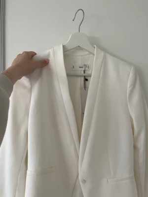 Vit kavaj  - Helt oanvänd kavaj med prislapp kvar, storlek xs! Från Mango, köpt för 599 kr. 