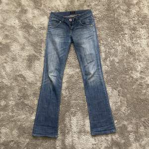Sjukt snygga lowwaist bootcut jeans från Crocker! Assnygg tvätt men måste tyvärr sälja då de var lite små på mig💕 använd gärna köp nu🛍️💘