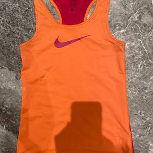 En jättefin Nike träningströja i storlek S. Säljer pga stor garderobrensning. Kika gärna på mina andra annonser, säljer mycket. Samfraktar gärna:)