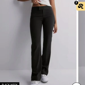 Nelly low Waist kostymbyxor  - Säljer dessa low Waist kostymbyxor från Nelly. Använda 1 gång. Säljer då jag tycker de sitter för tajt. Str 32. Köpta för 399 så säljer för 399 inklusive frakt.