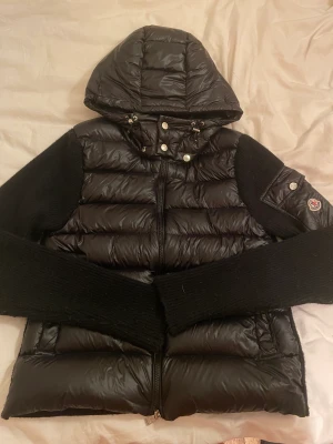 Moncler jacka - Säljer min moncler jacka i väldigt bra skick (nästintill aldrig använd) säljer då den är lite för stor för mig, möts ej upp