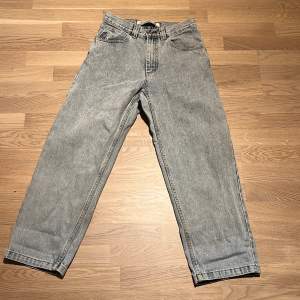 Big boys 93 baggy jeans bra kvalitet använd drygt 6 månader inga problem med matrialet. Storlek 28/30, skriv om du vill ha mått på längd och bredd. Ljusblå färg. Pris kan diskuteras.