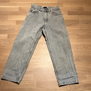 Big boy 93 baggy jeans. - Big boys 93 baggy jeans bra kvalitet använd drygt 6 månader inga problem med matrialet. Storlek 28/30, skriv om du vill ha mått på längd och bredd. Ljusblå färg. Pris kan diskuteras.