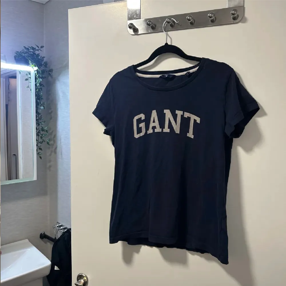 Marinblå tshirt från Gant i storlek M. Toppar.