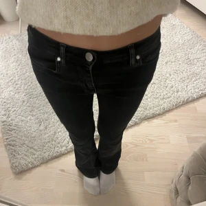Svarta lågmidjade jeans - Svarta fina lågmidjade jeans från bik bok. Köptes för ett halv år sen men har aldrig användt. Inga defekter eller så.❤️Är runt 1,63, och storlek är xs men de är väldigt stretchiga. Ny pris 600kr 