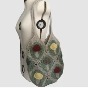 Virkad väska - Virkad väska med svampar på.