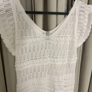Stickad topp - Säljer min fina topp som jag köpte i italien. Den är aldrig använd och köptes för 300kr ungefär.❤️säljer då den aldrig kommer till användning och rensar min garderob. 
