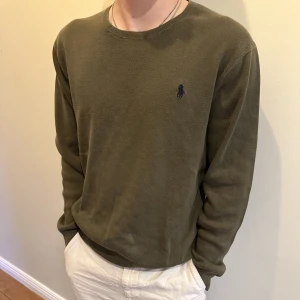 Ralph lauren - Ritkigt det Ralph lauren tröja i fint skick🌟. Skulle säga att den passar S/XS.  Modellen på bilden är 172💫  Skriv vid frågor eller funderingar🤝