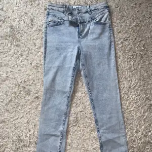 Sparsamt använda jeans i stl 40!