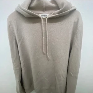 Soft goat hoodie - Intressekoll på min fina soft goat hoodie. Köpt i våras för ungefär 2200 kr och är sparsamt andvänd! Säljer endast för bra pris💓skriv för fler bilder