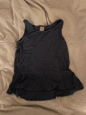 Marinblå blus - Linne blus i marinblå med volang🌟