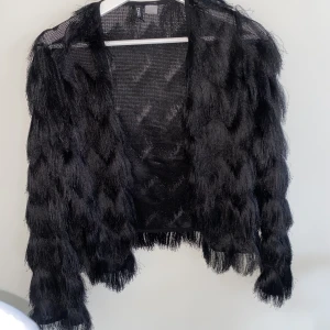 Kofta med fransar  - Sjukt snygg kofta/ tunn jacka med fransar från h&m❤️ Aldrig använd 