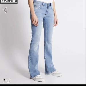 Säljer mina jeans från Lager 157, i storlek L skulle säga att dom passar M oxå, längden ä bra fö mej som ä 175💞nypris: 400kr mitt pris: 300kr  Dom är som nya använt max 3ggr