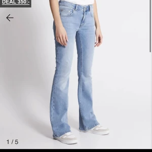 Blåa low waist, boot cut jeans  - Säljer mina jeans från Lager 157, i storlek L skulle säga att dom passar M oxå, längden ä bra fö mej som ä 175💞nypris: 400kr mitt pris: 300kr  Dom är som nya använt max 3ggr