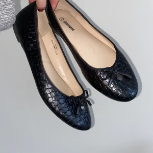 Ballerinaskor  - Såå fina ballerinaskor som är lite bottega liknande i mönstret🥰 storlek 41 men små i storleken så passar 39/40❤️