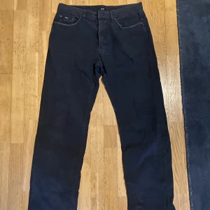 Boss corduroy pants W33 - Säljer ett par coola vintage corduroy pants från Hugo Boss.  De sitter skönt med gott om rum för benen, alltså relaxed/rymligt.  Frakt eller hämtas på Södermalm! 