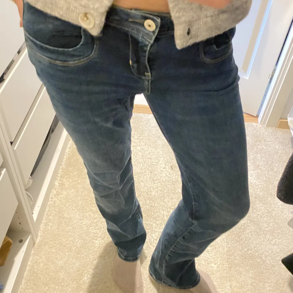 Säljer dessa LTB bootcut jeans från Zalando💘 jättebra skick och bara använda typ 2 gånger. Köpte för ca 700 . Storleken är 30x32 men passar större och mindre🫶🏼. Jeans & Byxor.