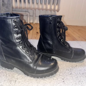 Boots  - Boots som blivit använda sparsamt.  Håller en varm nu på vintern❄️💕