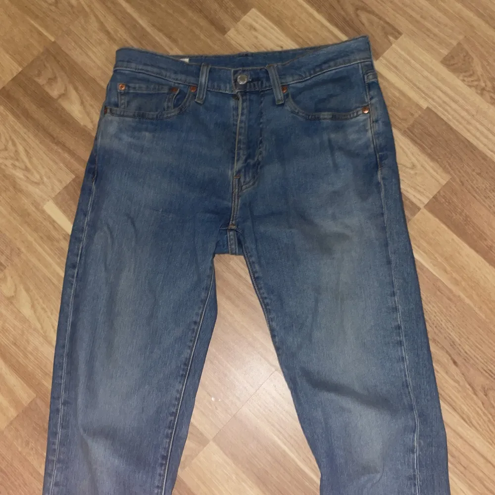 Sköna 511 Levis som ej kommer till användning längre. Pris kan diskuteras. Lite mörkare än blå . Jeans & Byxor.