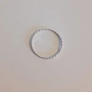 Ring i äkta silver med flätliknande gravering. Nyskick och syorlek 17,5 (2 cm i diameter) 