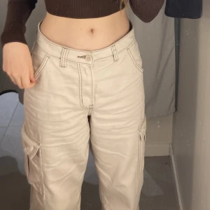 Beiga Cargopants/Jeans  - Säljer mina jätte fina Cargopants då dom inte kommer till användning längre   Färgen syns bäst i första bilden 