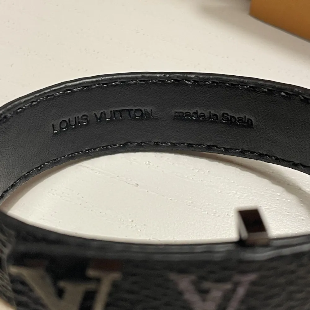 Säljer detta snygga armband från Louis Vuitton. Armbandet är i nyskick och har bara testats ett par gånger. Box kommer med köp!. Accessoarer.